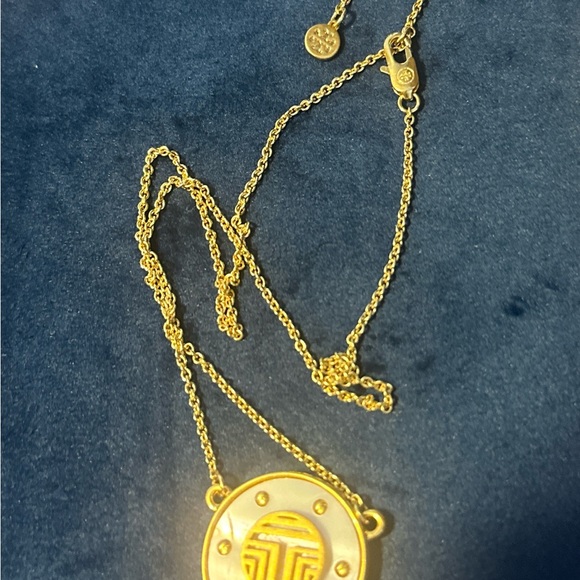 New Tory Burch Beautiful Gold and Mother of Pearl Kira Necklace - Picture 3 of 5